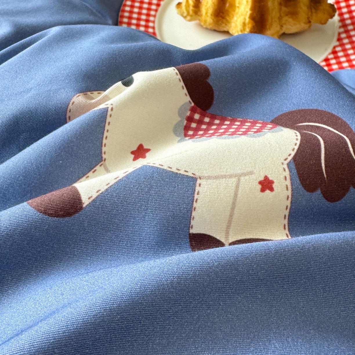 91家纺网 家纺一手货源 找家纺 RYB红黄兰 2026新款ins风全棉卡通纯棉三件套四件套 卡布里小马