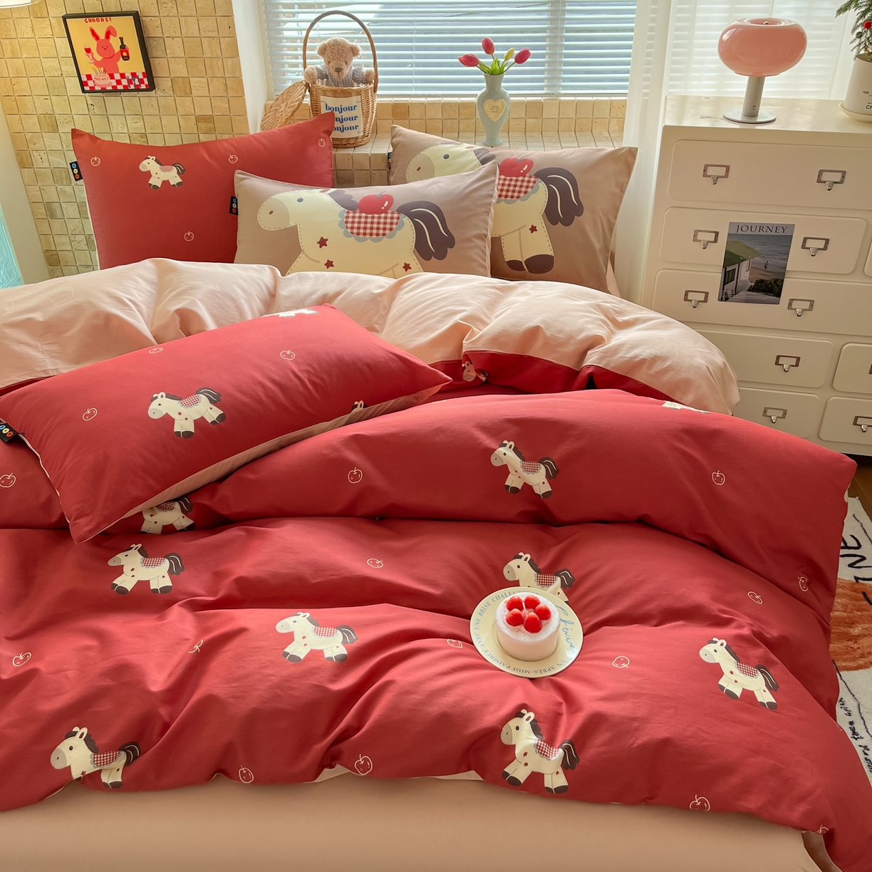 91家纺网 家纺一手货源 找家纺 RYB红黄兰 2026新款ins风全棉卡通纯棉三件套四件套 平安果小马