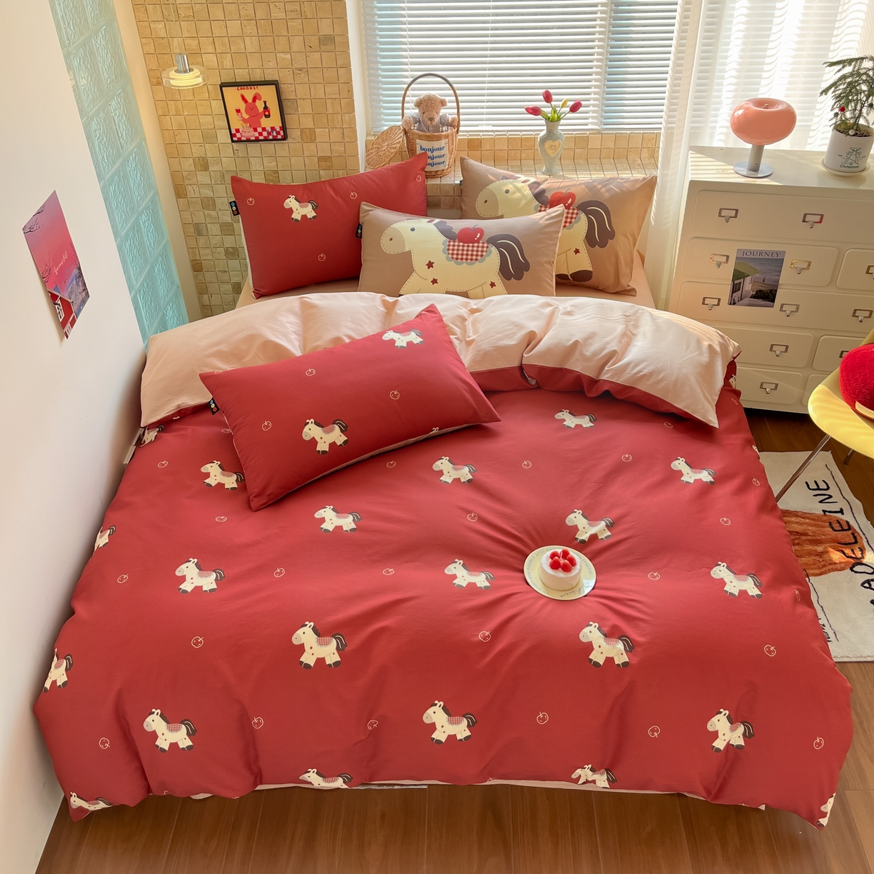 91家纺网 家纺一手货源 找家纺 RYB红黄兰 2026新款ins风全棉卡通纯棉三件套四件套 平安果小马