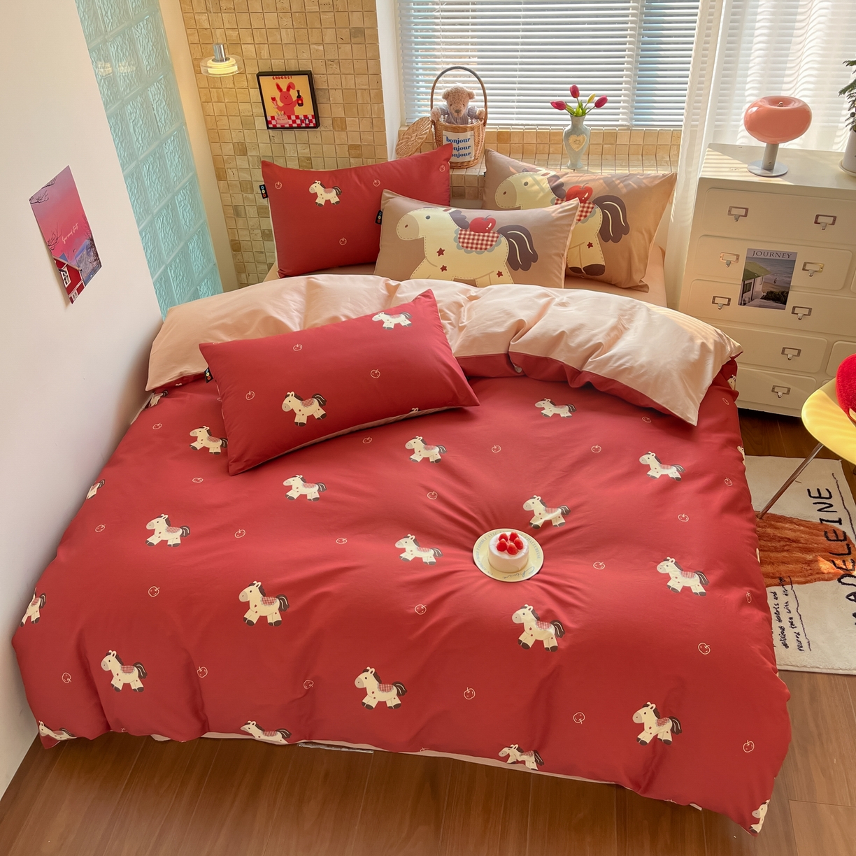 91家纺网 家纺一手货源 找家纺 RYB红黄兰 2026新款ins风全棉卡通纯棉三件套四件套 平安果小马