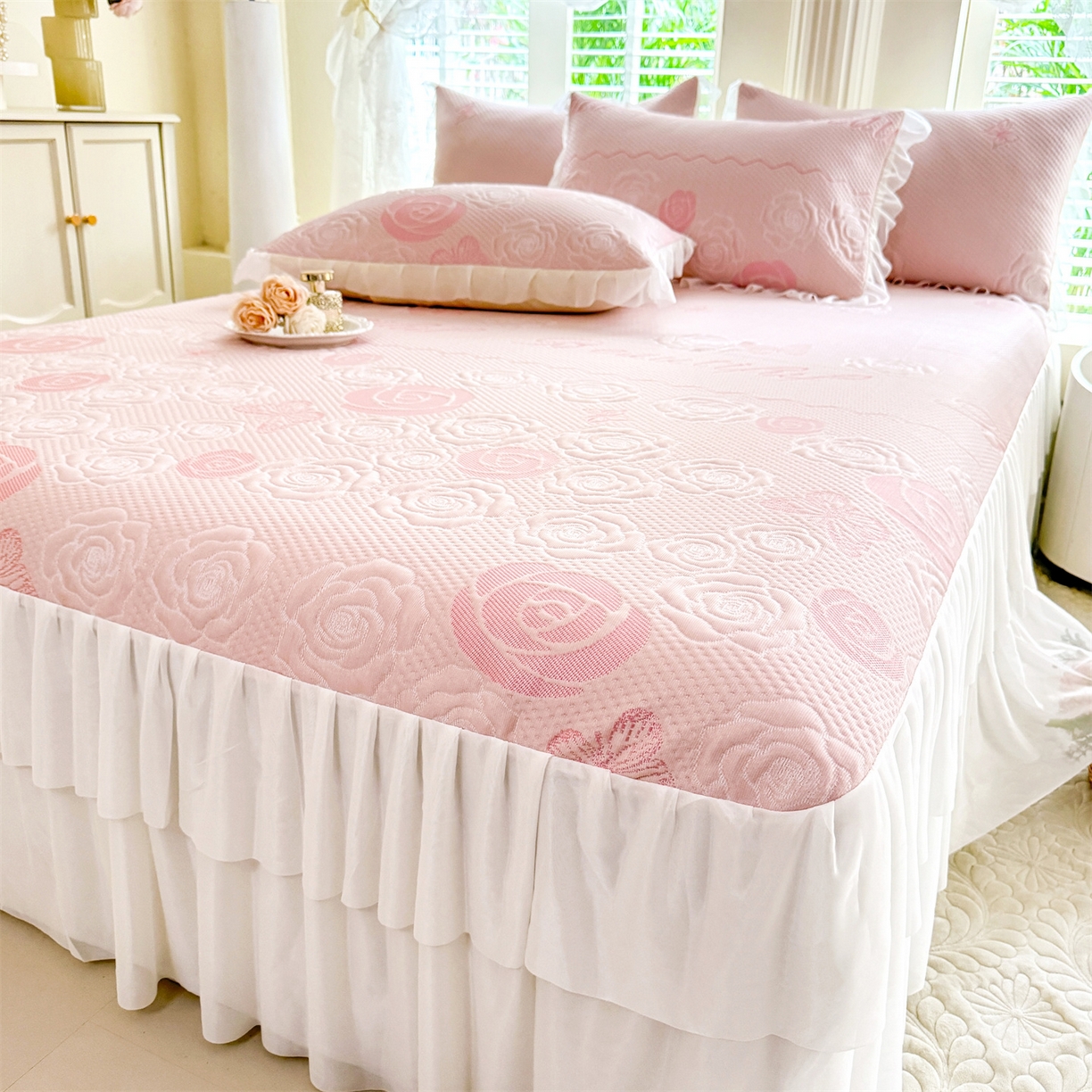 91家纺网 家纺一手货源 找家纺 绒棉世家 2026新款A类凉感豆豆席三件套床裙款软席子 花韵-粉玉