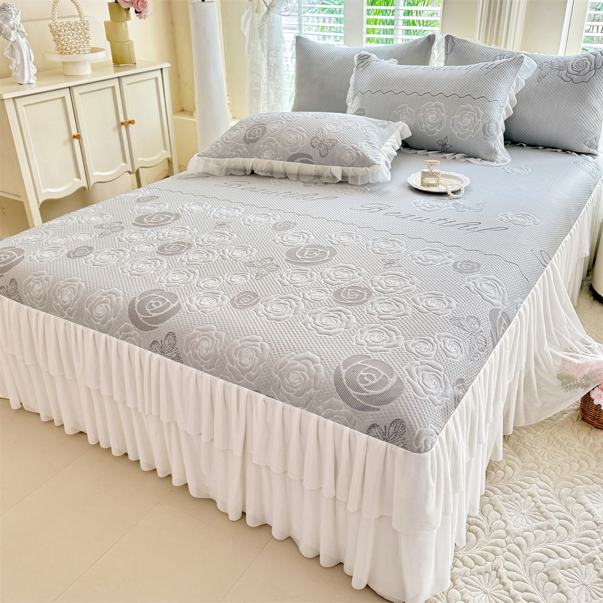 91家纺网 家纺一手货源 找家纺 绒棉世家 2026新款A类凉感豆豆席三件套床裙款软席子 花韵-山灰