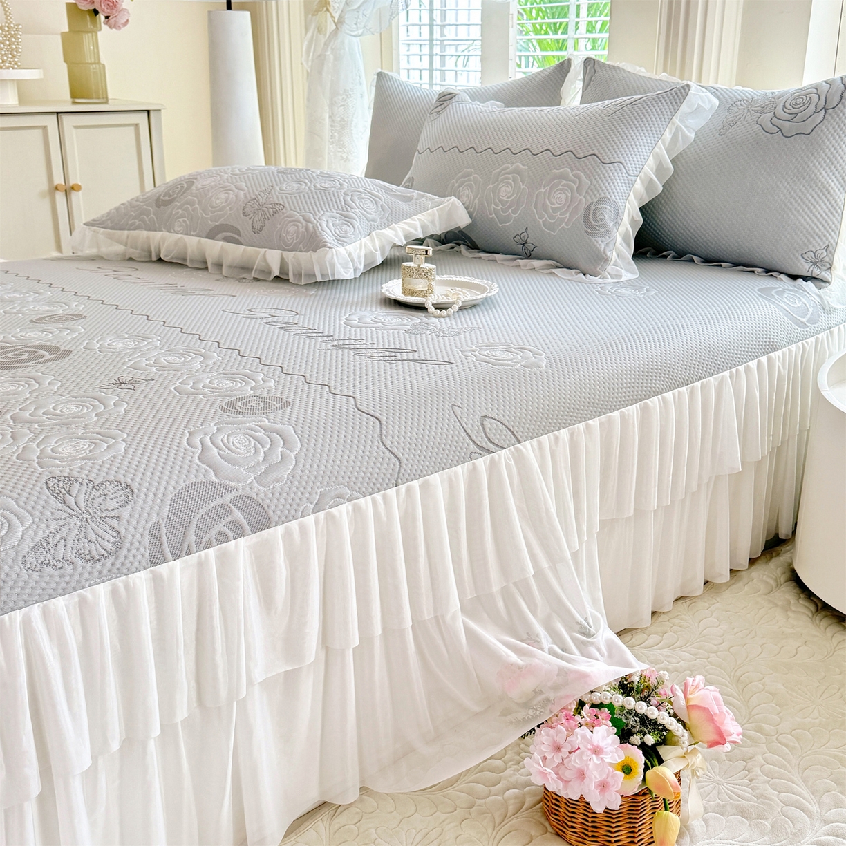 91家纺网 家纺一手货源 找家纺 绒棉世家 2026新款A类凉感豆豆席三件套床裙款软席子 花韵-山灰