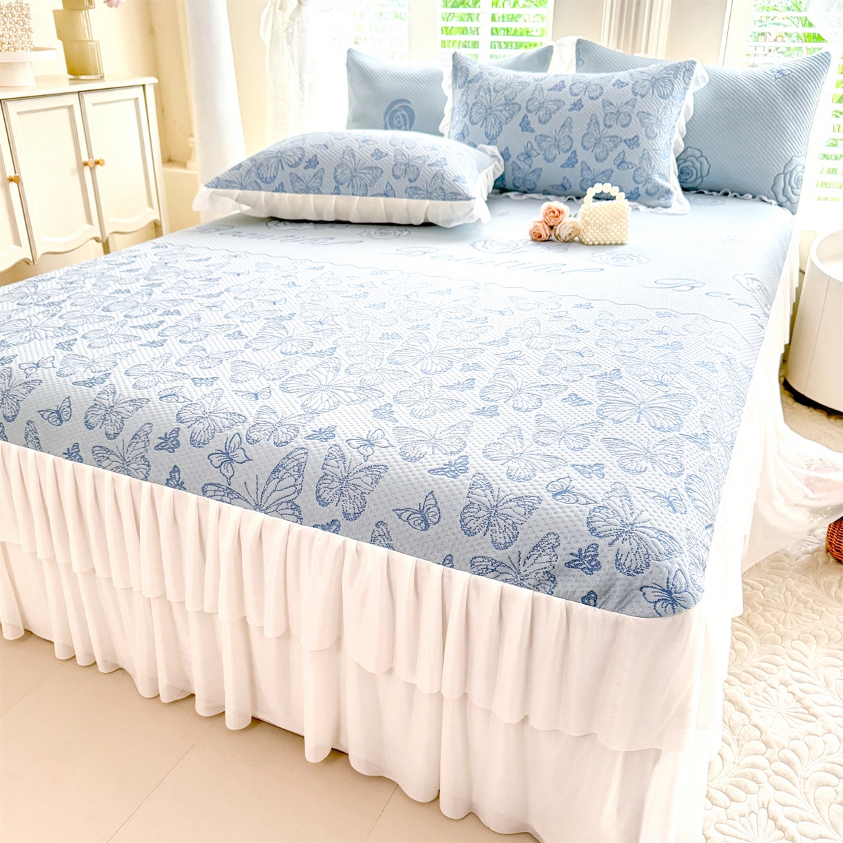 91家纺网 家纺一手货源 找家纺 绒棉世家 2026新款A类凉感豆豆席三件套床裙款软席子 蝶舞-天蓝