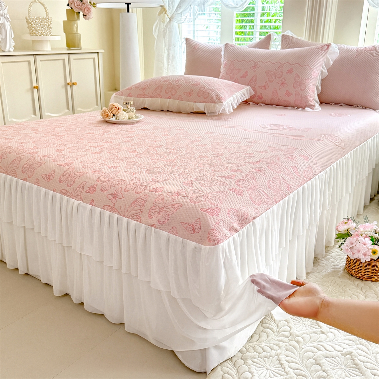 91家纺网 家纺一手货源 找家纺 绒棉世家 2026新款A类凉感豆豆席三件套床裙款软席子 蝶舞-粉玉