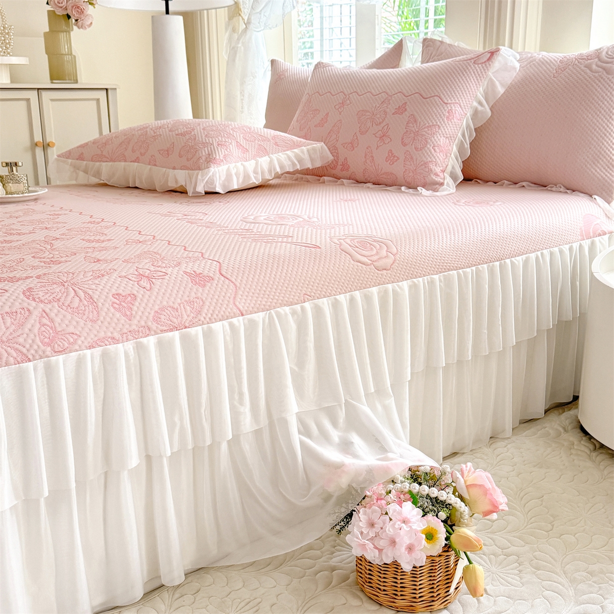 91家纺网 家纺一手货源 找家纺 绒棉世家 2026新款A类凉感豆豆席三件套床裙款软席子 蝶舞-粉玉