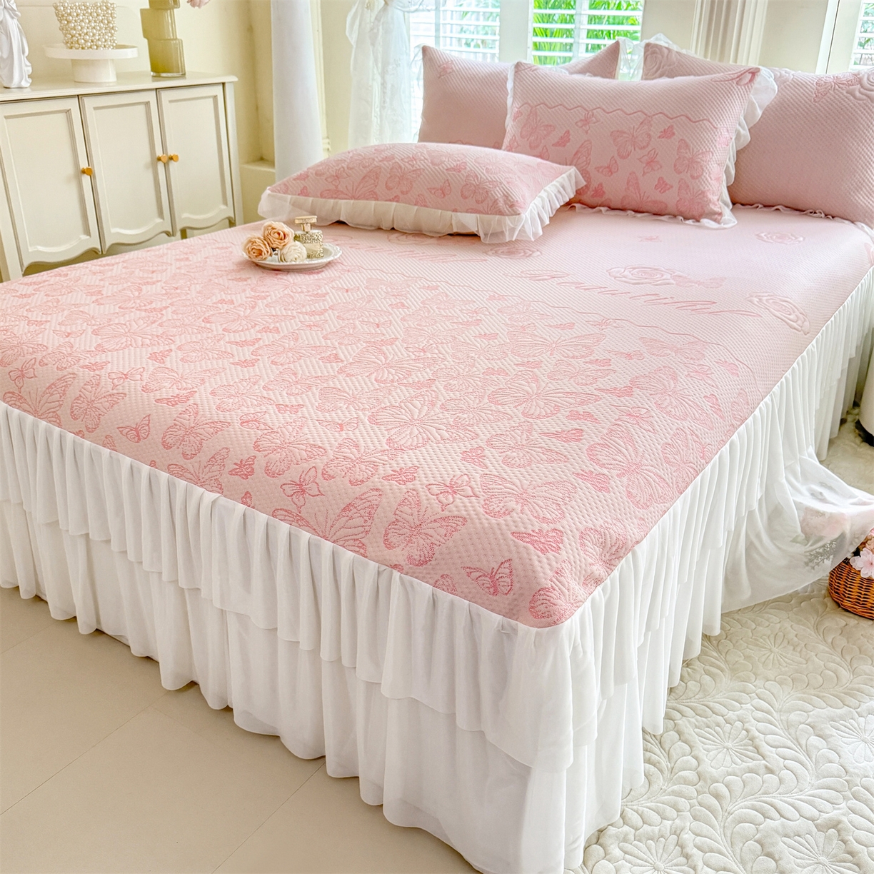 91家纺网 家纺一手货源 找家纺 绒棉世家 2026新款A类凉感豆豆席三件套床裙款软席子 蝶舞-粉玉