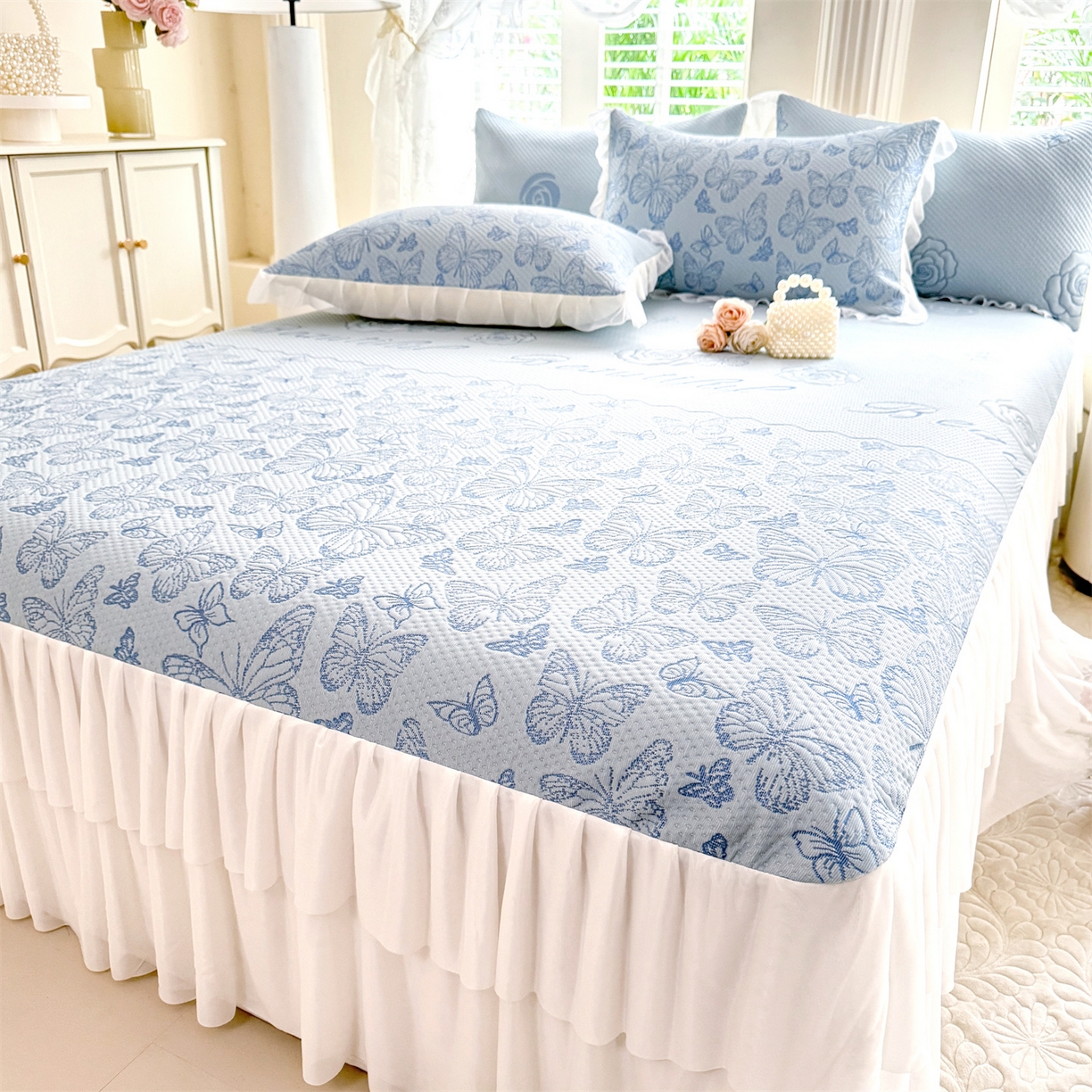 91家纺网 家纺一手货源 找家纺 绒棉世家 2026新款A类凉感豆豆席三件套床裙款软席子 蝶舞-天蓝