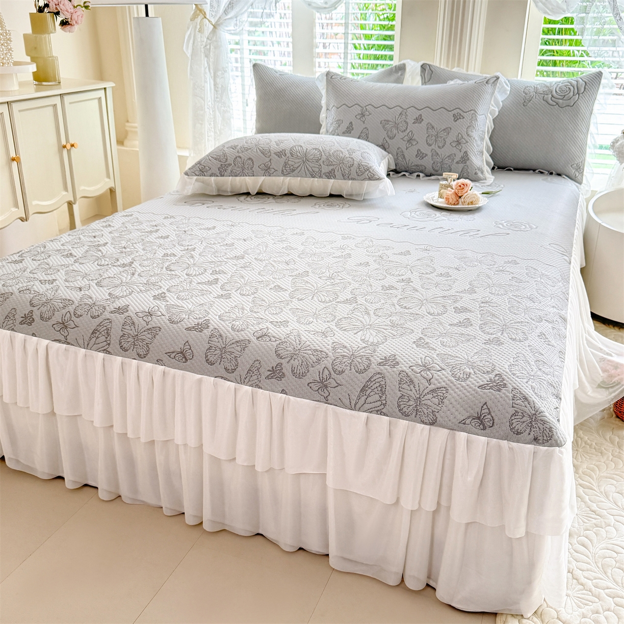 91家纺网 家纺一手货源 找家纺 绒棉世家 2026新款A类凉感豆豆席三件套床裙款软席子 蝶舞-山灰