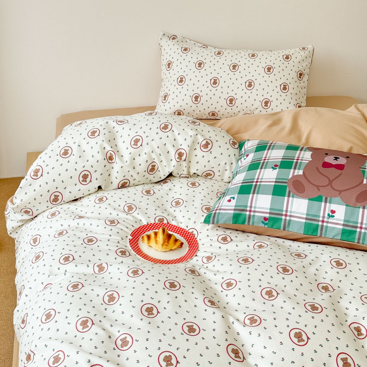 91家纺网 家纺一手货源 找家纺 RYB红黄兰 2026新款ins风全棉卡通纯棉三件套四件套 绿野仙棕熊