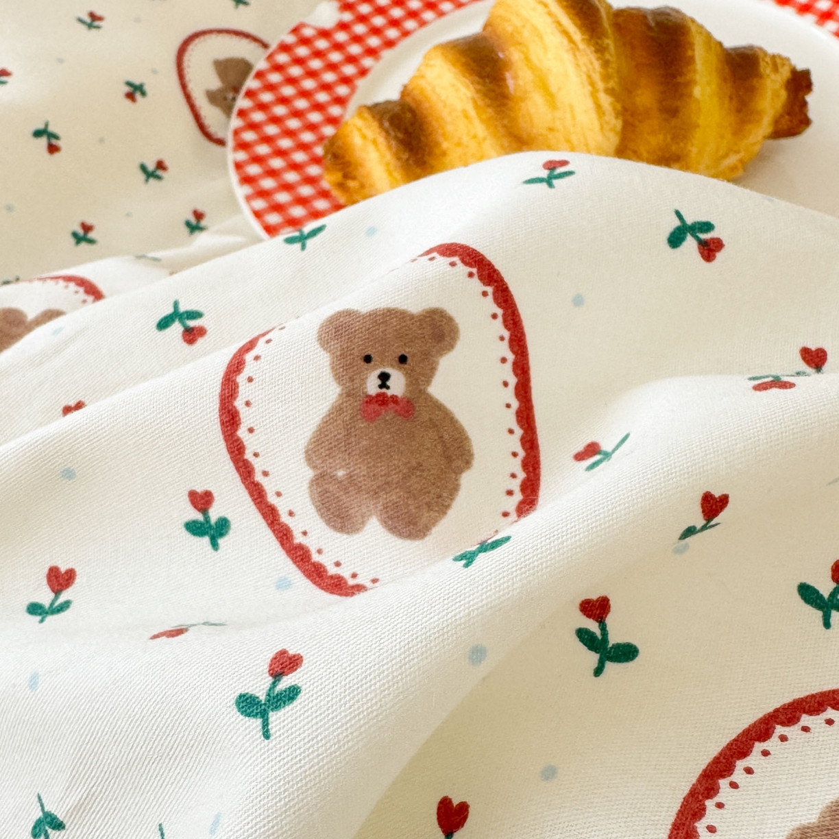 91家纺网 家纺一手货源 找家纺 RYB红黄兰 2026新款ins风全棉卡通纯棉三件套四件套 绿野仙棕熊