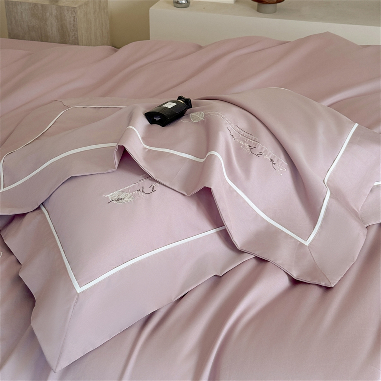 91家纺网 家纺一手货源 找家纺 （总）芯丝路家纺 2026春夏新款初棉纯色绣花四件套(宽边嵌线工艺款）-枫锦