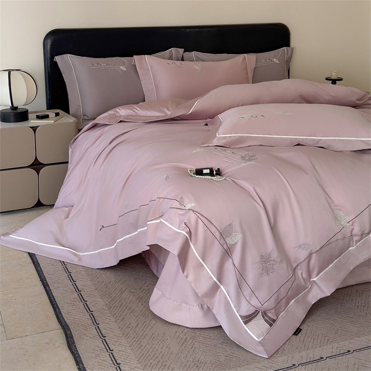 91家纺网 家纺一手货源 找家纺 （总）芯丝路家纺 2026春夏新款初棉纯色绣花四件套(宽边嵌线工艺款）-枫锦