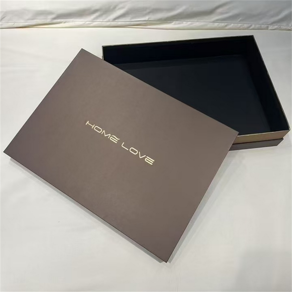 91家纺网 家纺一手货源 找家纺 （总）芯丝路家纺 2026春夏新款初棉纯色绣花四件套(宽边嵌线工艺款）-枫锦