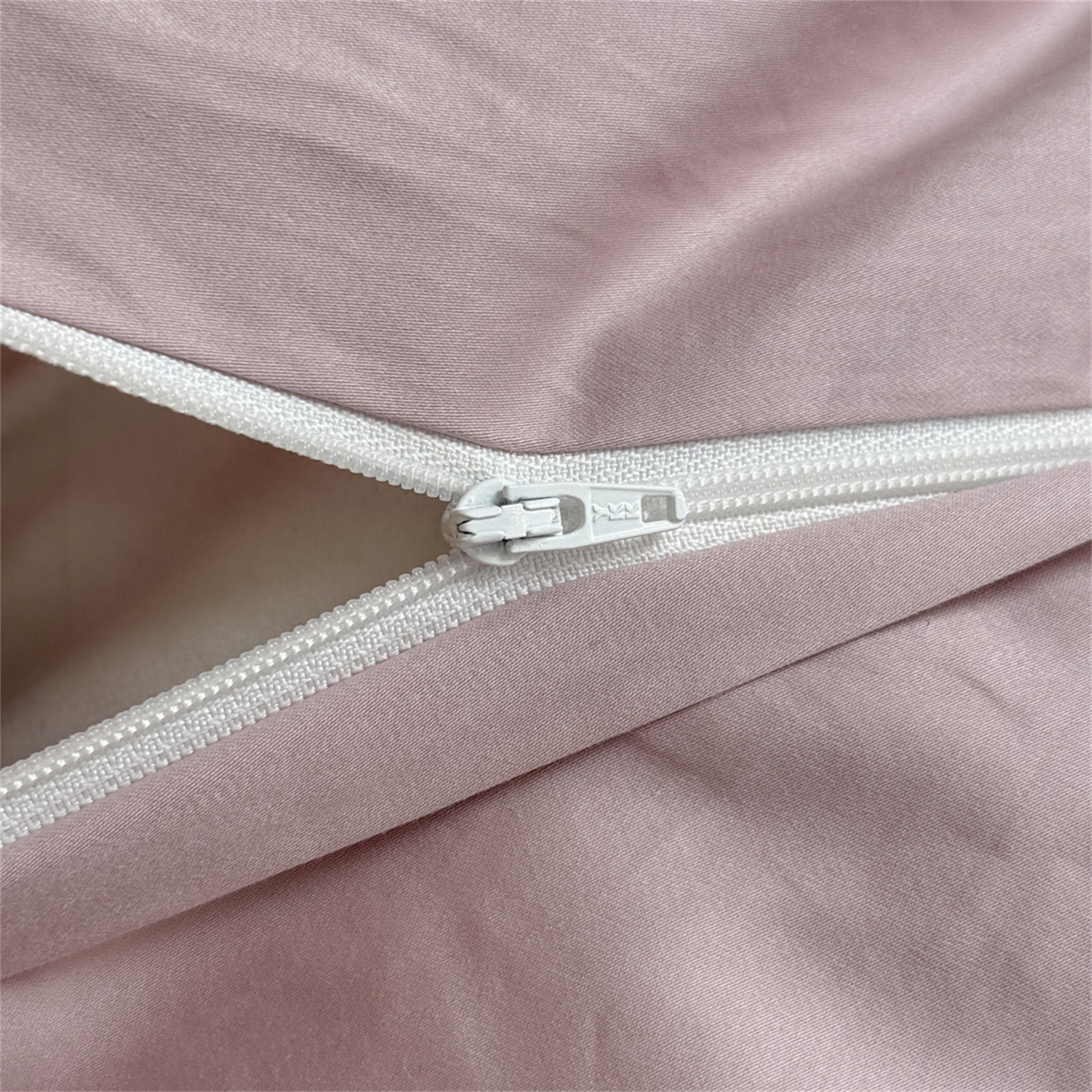 91家纺网 家纺一手货源 找家纺 （总）芯丝路家纺 2026春夏新款初棉纯色绣花四件套(宽边嵌线工艺款）-枫锦