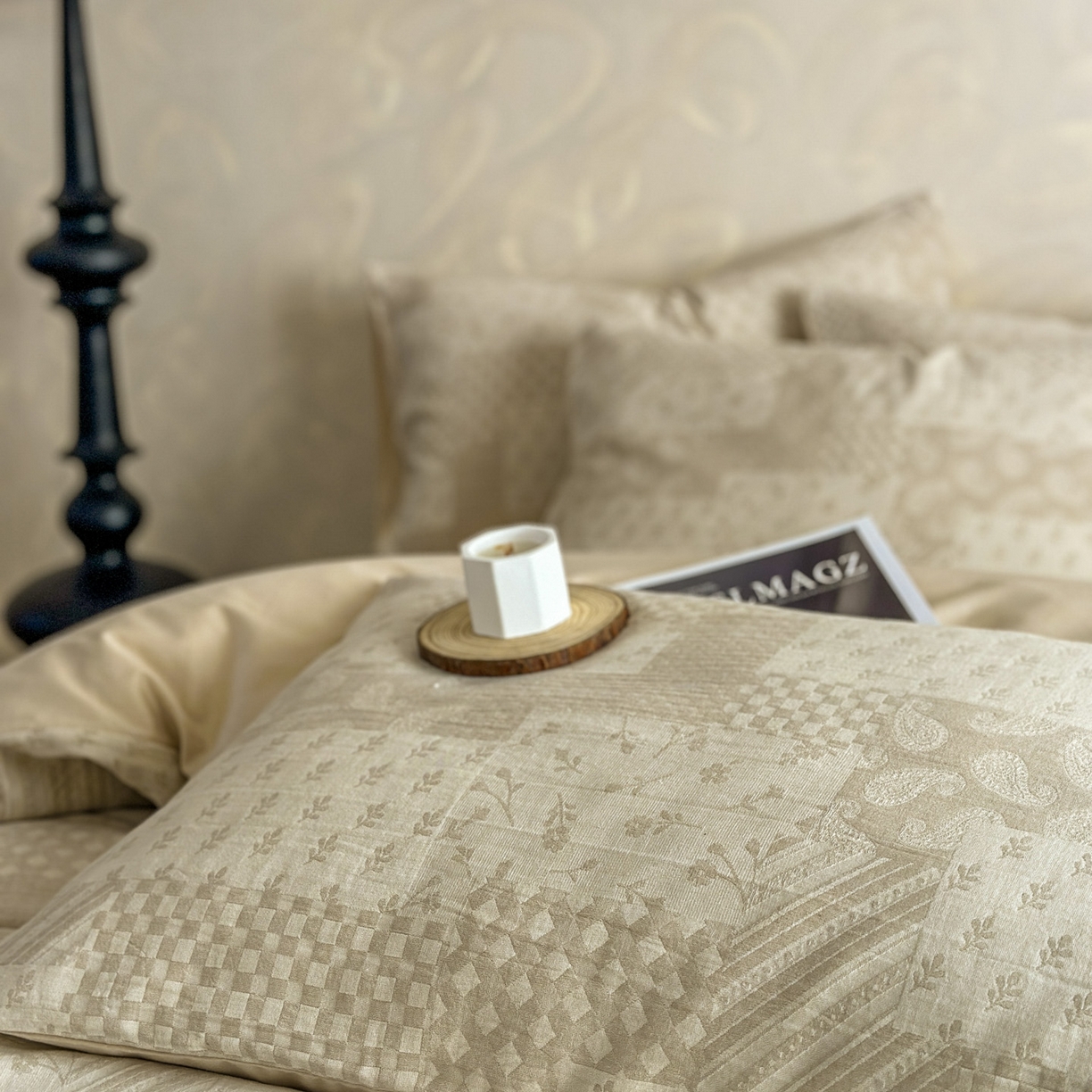 91家纺网 家纺一手货源 找家纺 田野 2026新款全棉水洗提花三层纱四件套 浮光 米驼