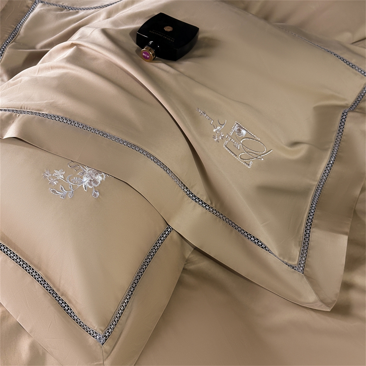 91家纺网 家纺一手货源 找家纺 （总）芯丝路家纺 2026春夏新款初棉纯色绣花四件套(宽边嵌线工艺款）-菲奥娜