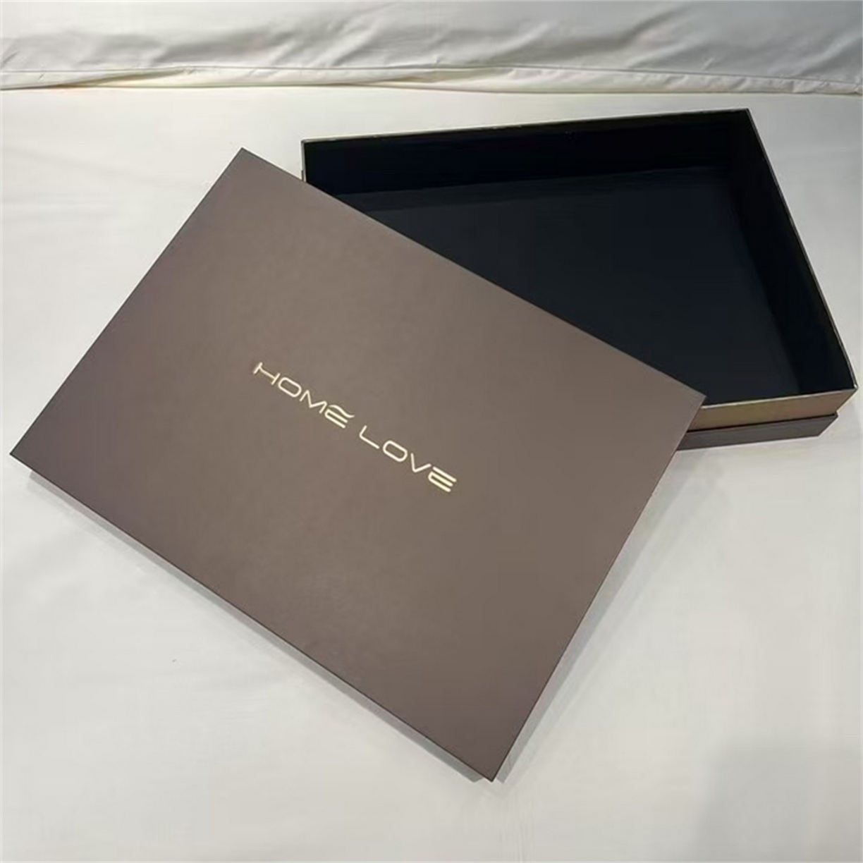 91家纺网 家纺一手货源 找家纺 （总）芯丝路家纺 2026春夏新款初棉纯色绣花四件套(宽边嵌线工艺款）-菲奥娜