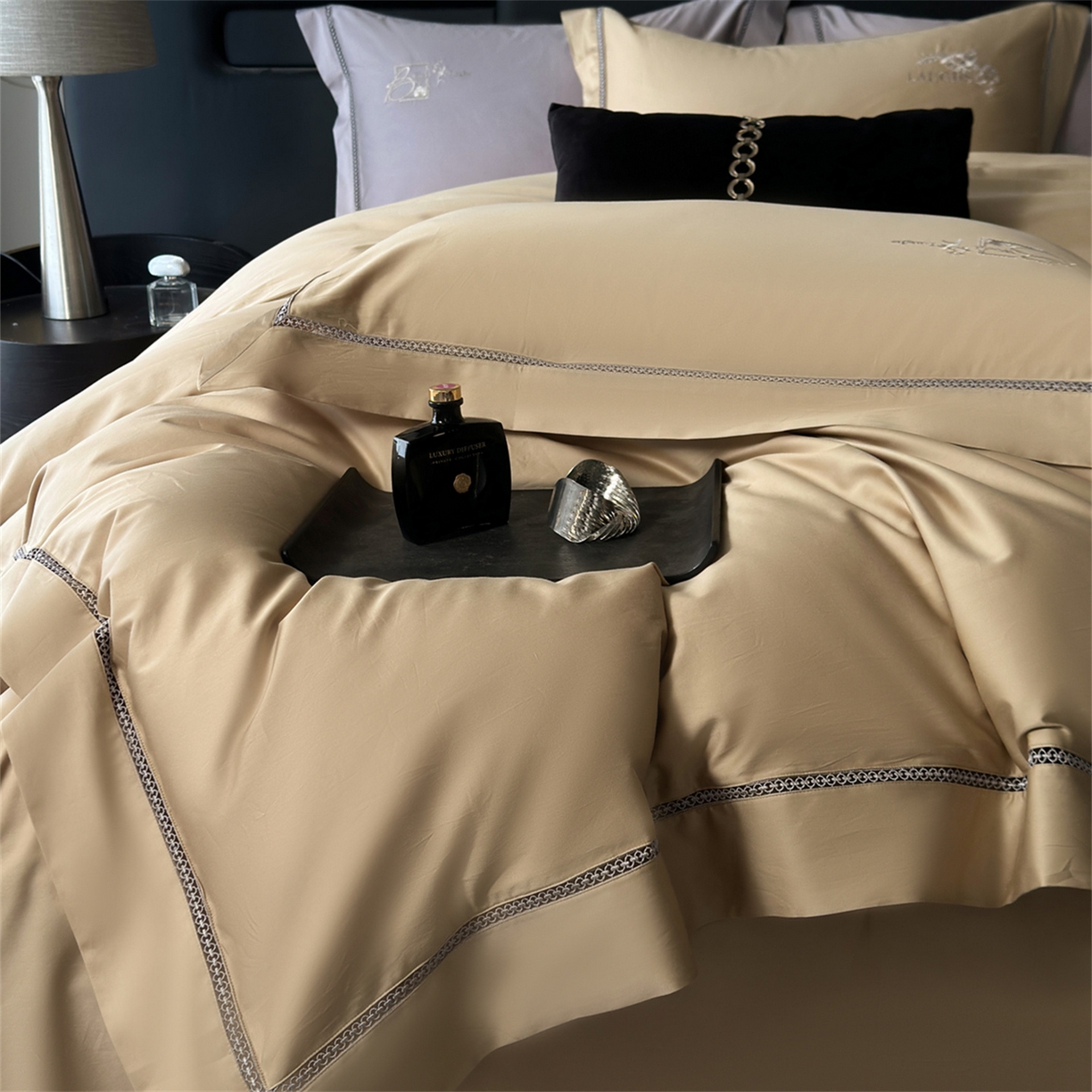 91家纺网 家纺一手货源 找家纺 （总）芯丝路家纺 2026春夏新款初棉纯色绣花四件套(宽边嵌线工艺款）-菲奥娜