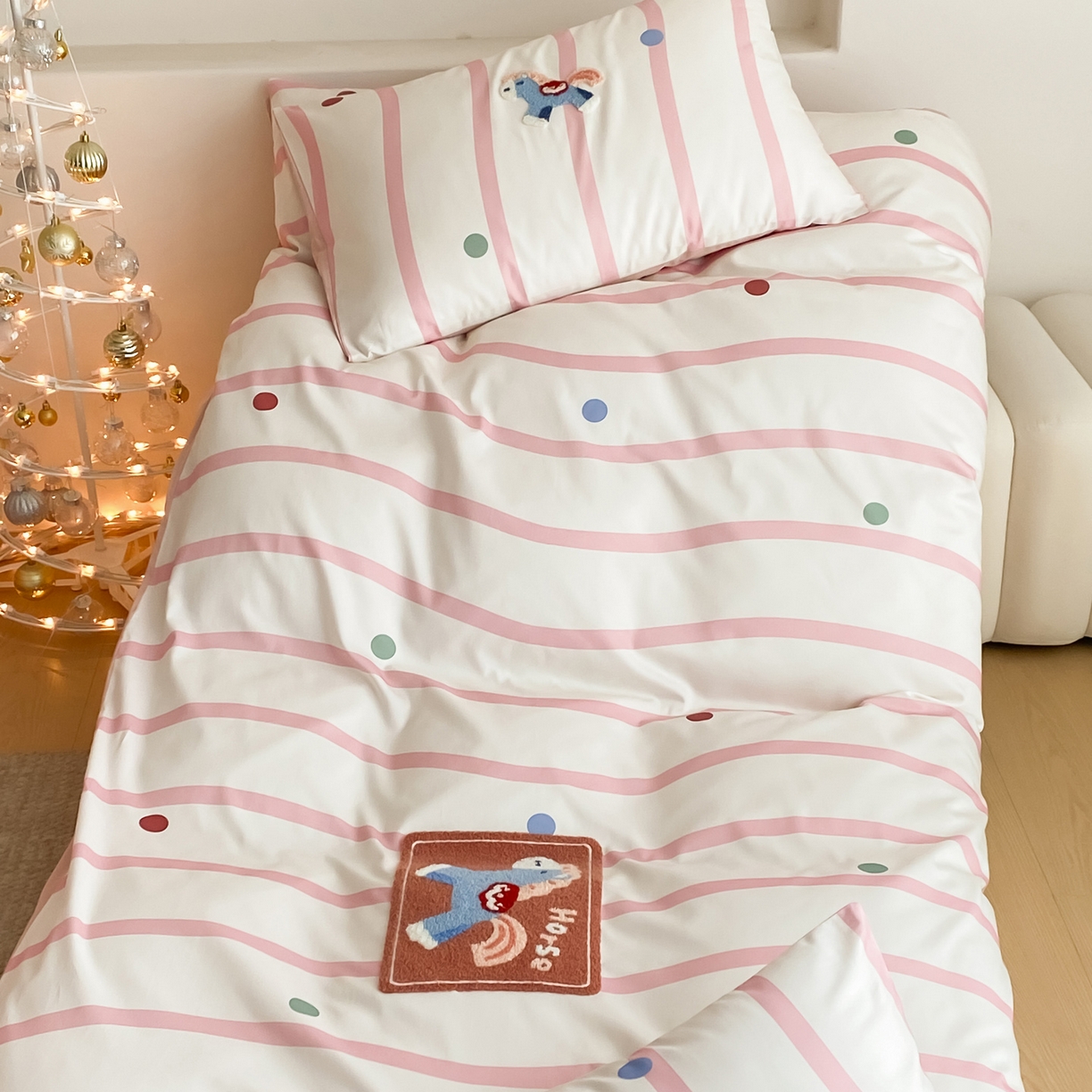 91家纺网 家纺一手货源 找家纺 如一 2026新款50S数码全棉长绒棉纯棉毛巾绣四件套 萌萌马