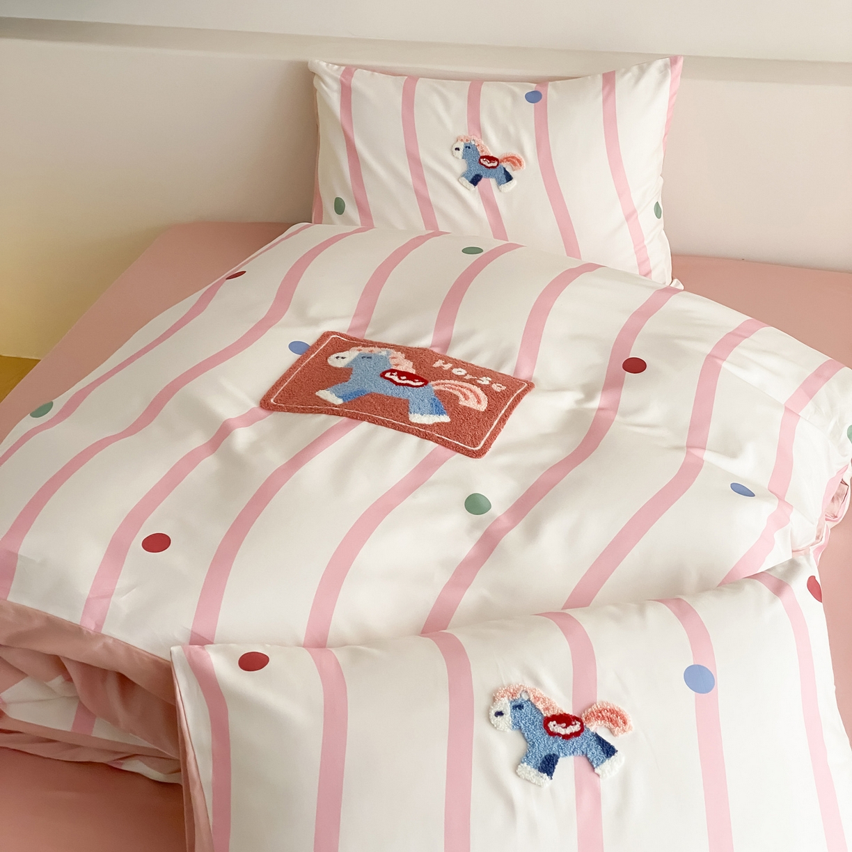 91家纺网 家纺一手货源 找家纺 如一 2026新款50S数码全棉长绒棉纯棉毛巾绣四件套 萌萌马