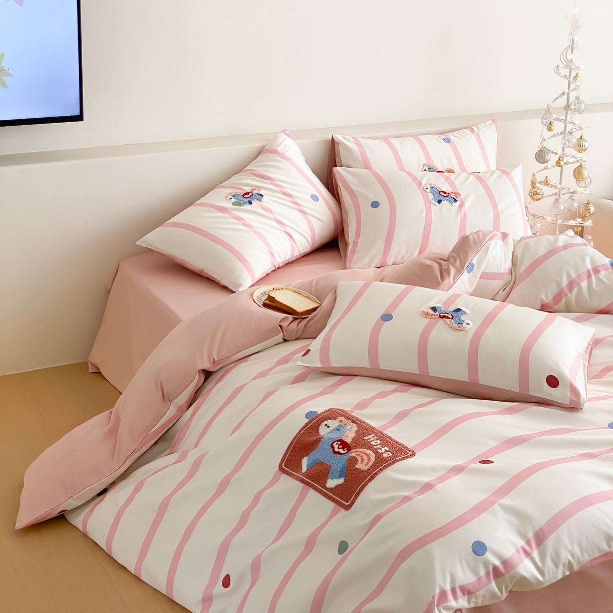 91家纺网 家纺一手货源 找家纺 如一 2026新款50S数码全棉长绒棉纯棉毛巾绣四件套 萌萌马