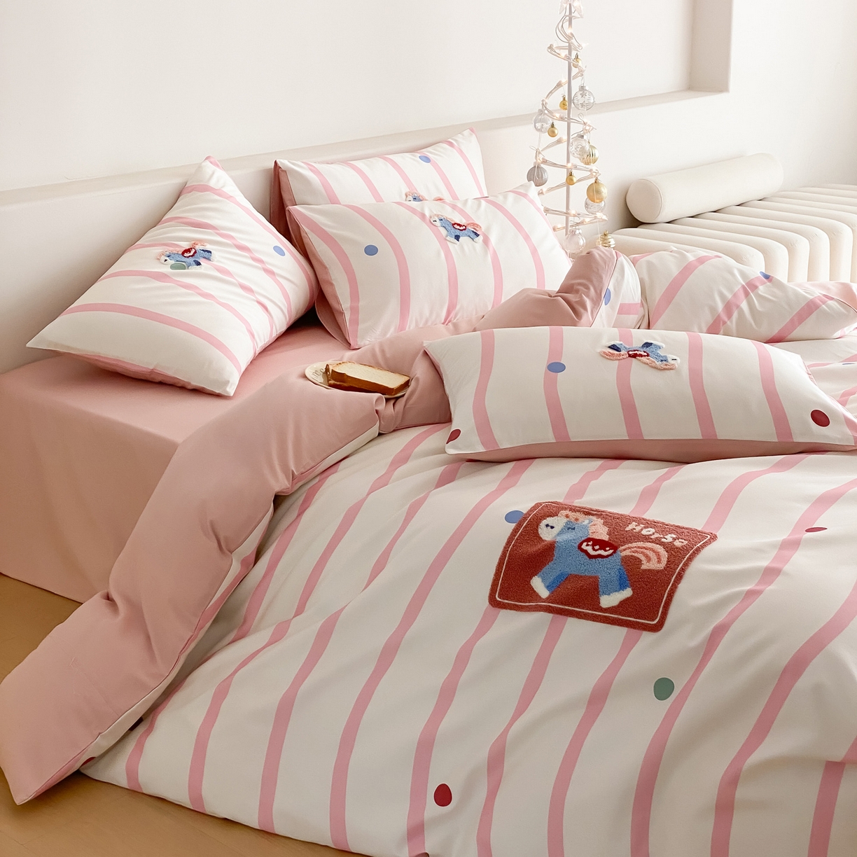 91家纺网 家纺一手货源 找家纺 如一 2026新款50S数码全棉长绒棉纯棉毛巾绣四件套 萌萌马