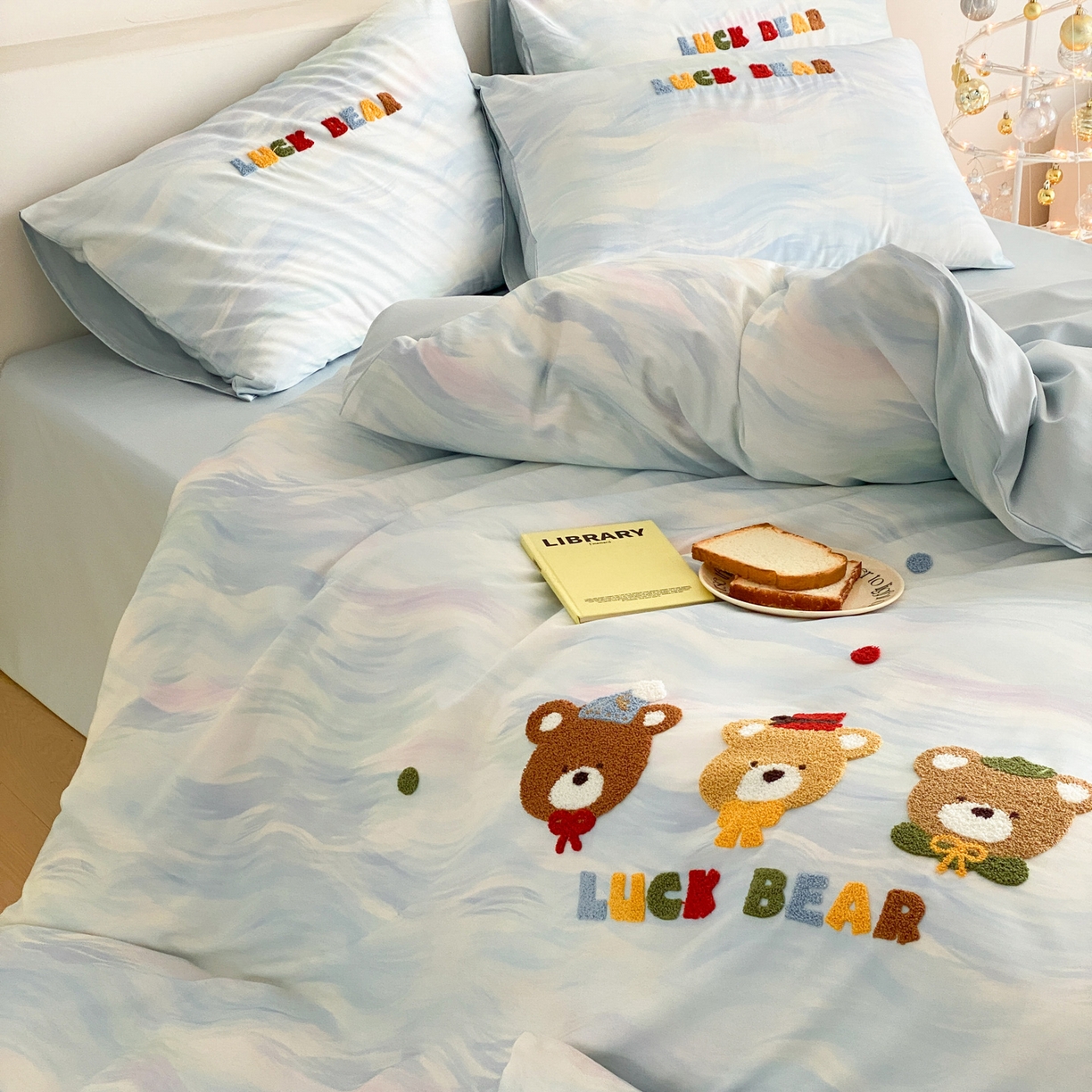 91家纺网 家纺一手货源 找家纺 如一 2026新款50S数码全棉长绒棉纯棉毛巾绣四件套 幸运熊