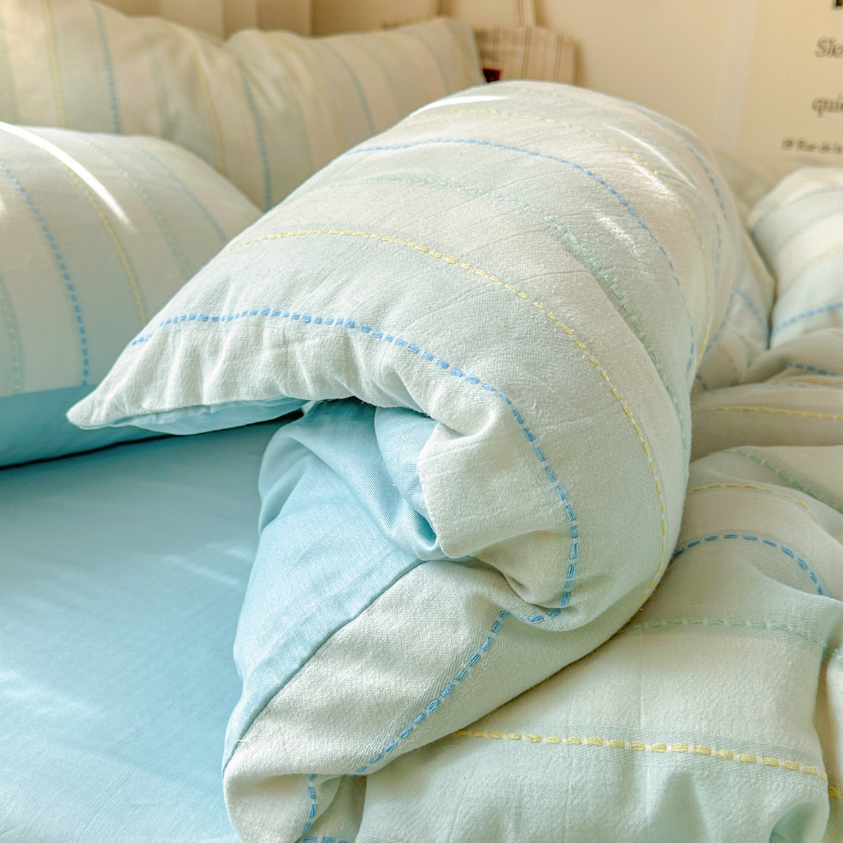 91家纺网 家纺一手货源 找家纺 田野 2026新款水洗棉提花人字小清新系列四件套 晴空蓝条