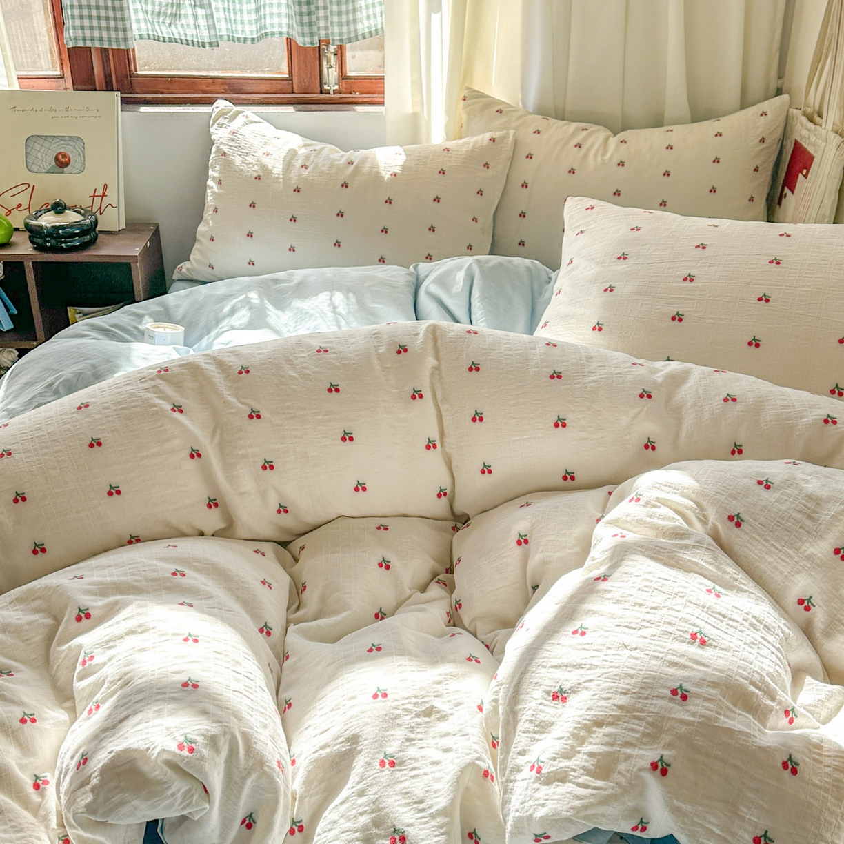91家纺网 家纺一手货源 找家纺 田野 2026新款水洗棉提花人字小清新系列四件套 红樱漾蓝