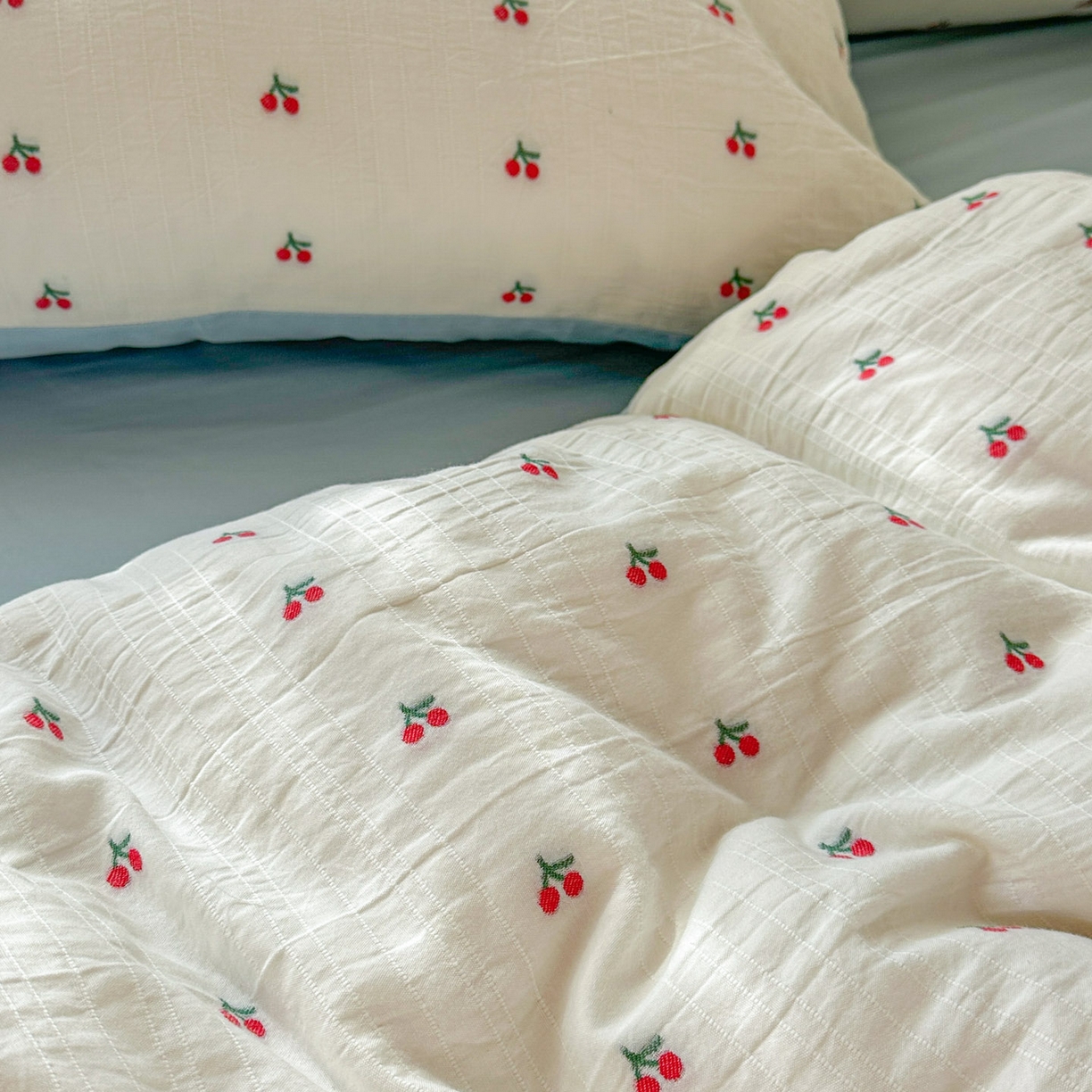 91家纺网 家纺一手货源 找家纺 田野 2026新款水洗棉提花人字小清新系列四件套 红樱漾蓝