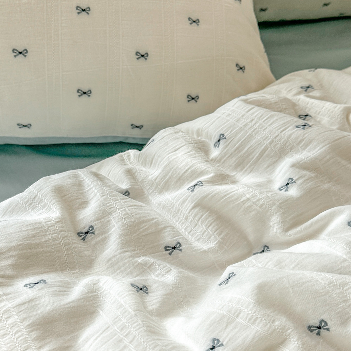 91家纺网 家纺一手货源 找家纺 田野 2026新款水洗棉提花人字小清新系列四件套 雾蓝蝴蝶结