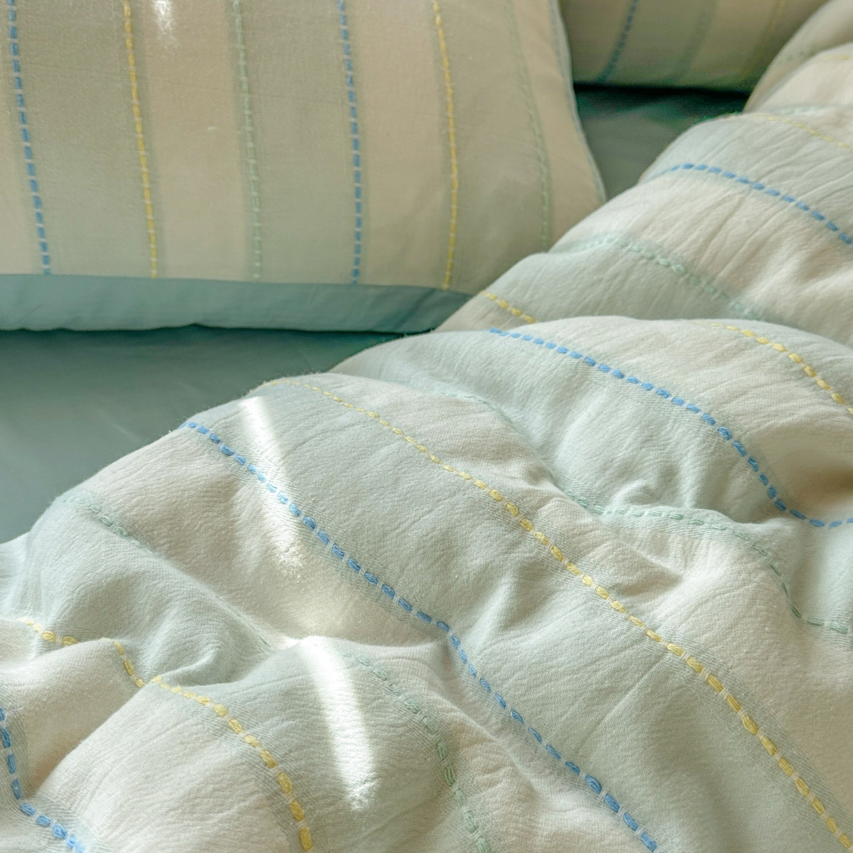 91家纺网 家纺一手货源 找家纺 田野 2026新款水洗棉提花人字小清新系列四件套 晴空蓝条