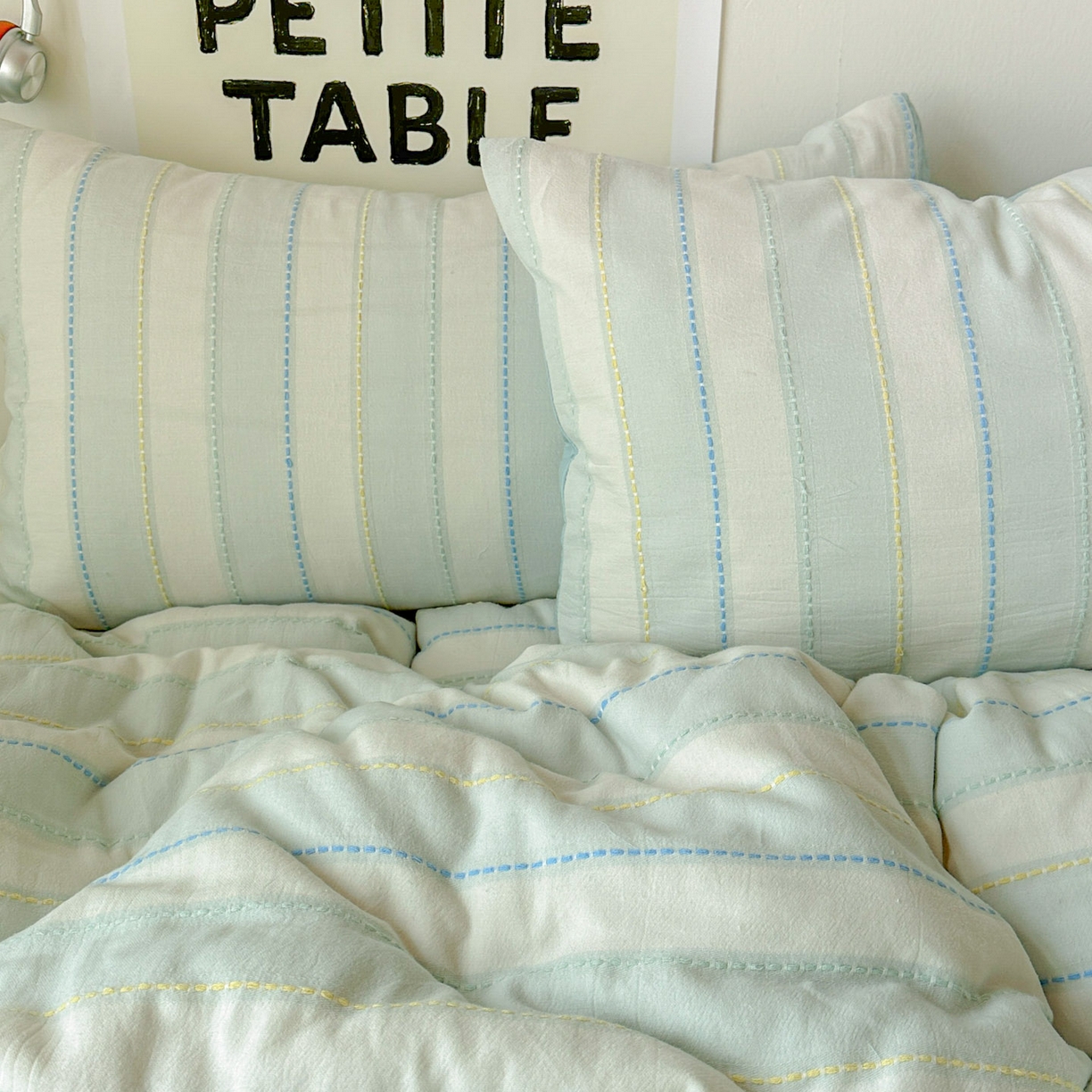 91家纺网 家纺一手货源 找家纺 田野 2026新款水洗棉提花人字小清新系列四件套 晴空蓝条