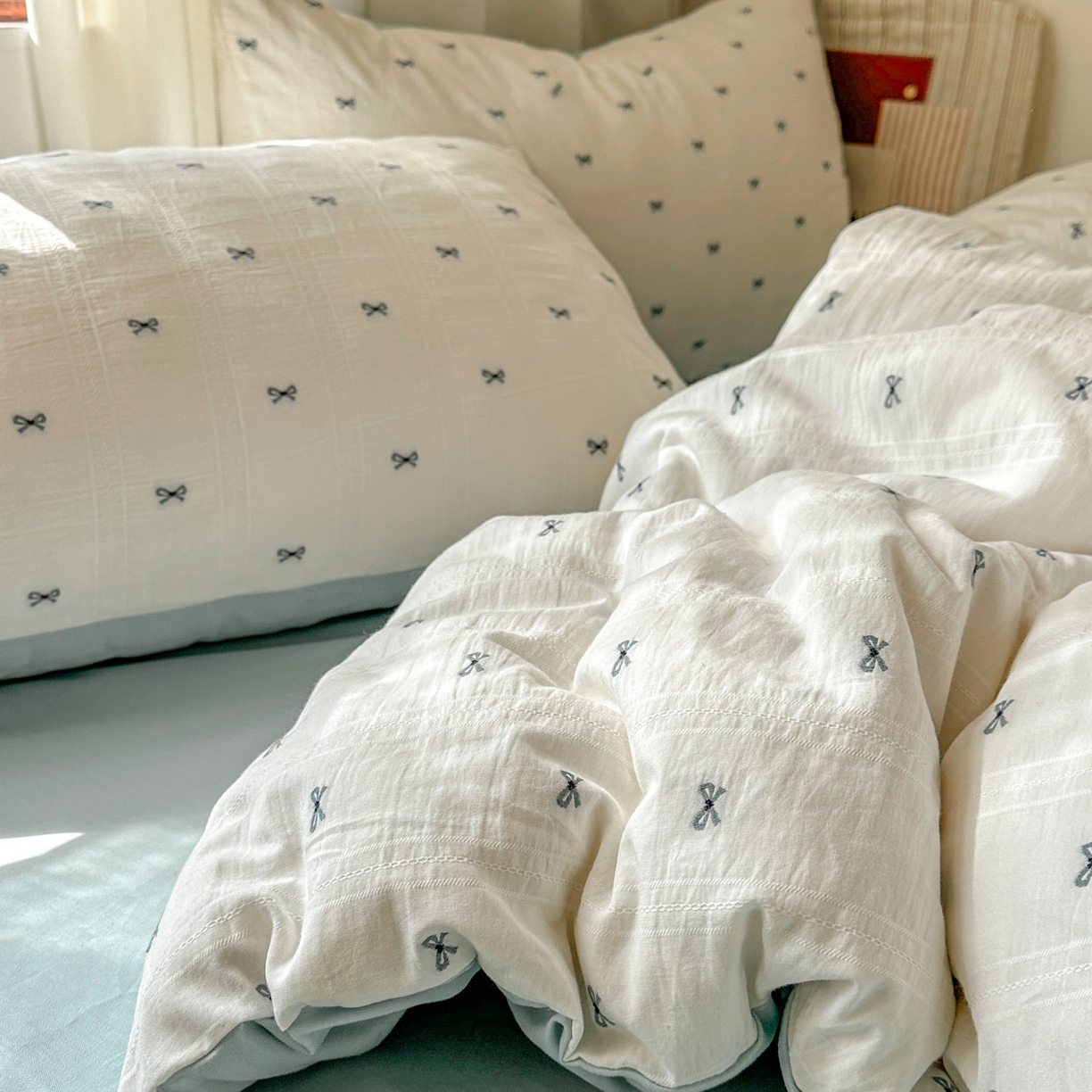 91家纺网 家纺一手货源 找家纺 田野 2026新款水洗棉提花人字小清新系列四件套 雾蓝蝴蝶结