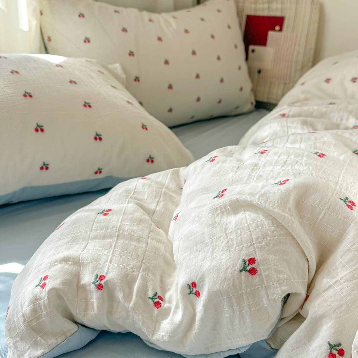 91家纺网 家纺一手货源 找家纺 田野 2026新款水洗棉提花人字小清新系列四件套 红樱漾蓝