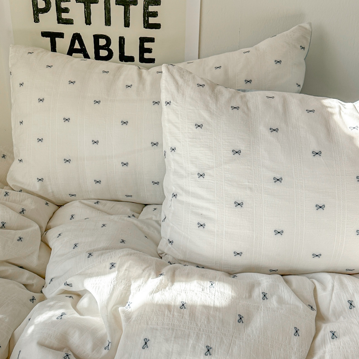 91家纺网 家纺一手货源 找家纺 田野 2026新款水洗棉提花人字小清新系列四件套 雾蓝蝴蝶结