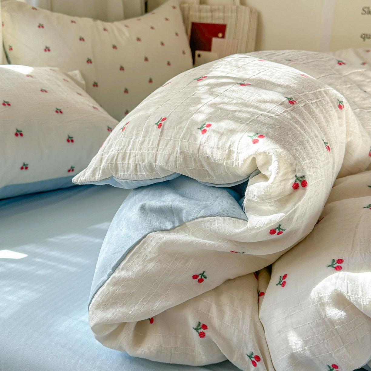 91家纺网 家纺一手货源 找家纺 田野 2026新款水洗棉提花人字小清新系列四件套 红樱漾蓝