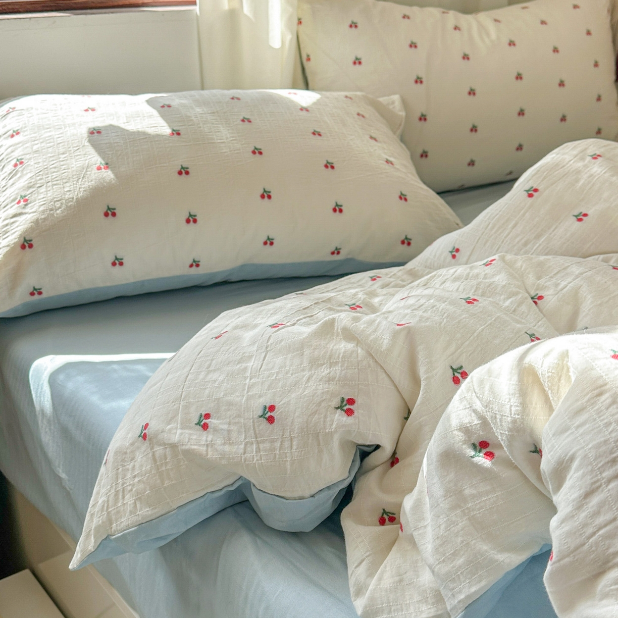 91家纺网 家纺一手货源 找家纺 田野 2026新款水洗棉提花人字小清新系列四件套 红樱漾蓝