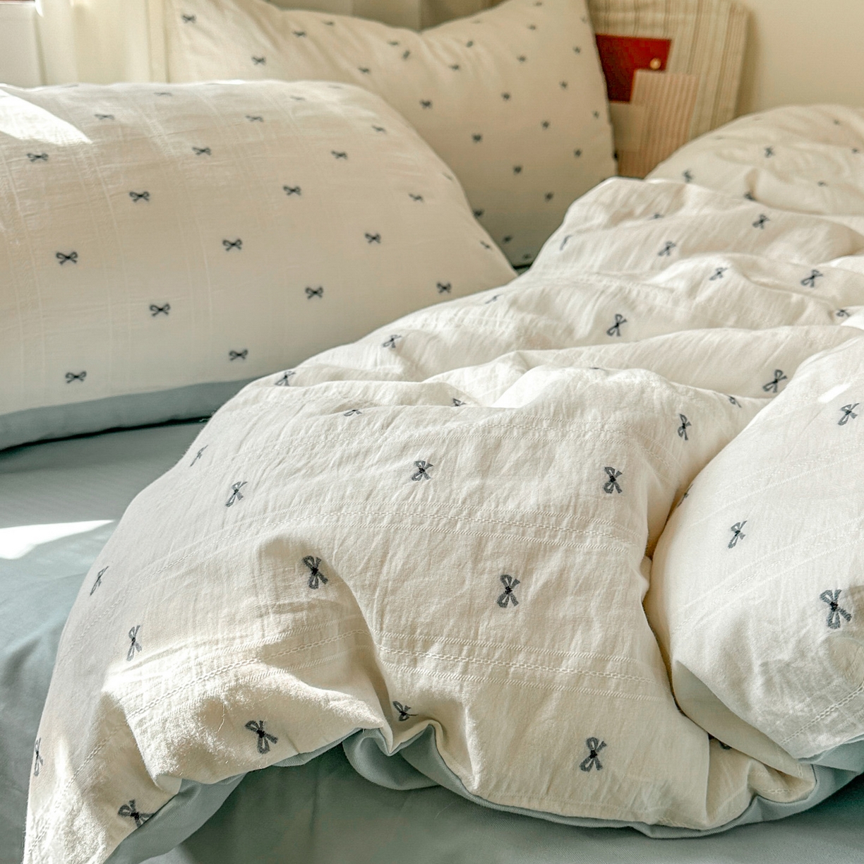 91家纺网 家纺一手货源 找家纺 田野 2026新款水洗棉提花人字小清新系列四件套 雾蓝蝴蝶结