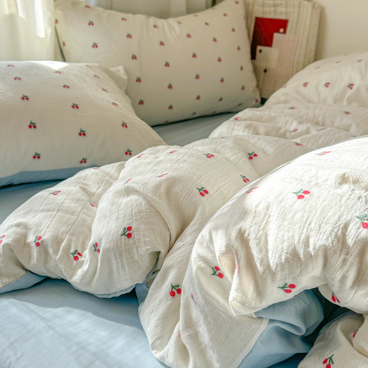 91家纺网 家纺一手货源 找家纺 田野 2026新款水洗棉提花人字小清新系列四件套 红樱漾蓝