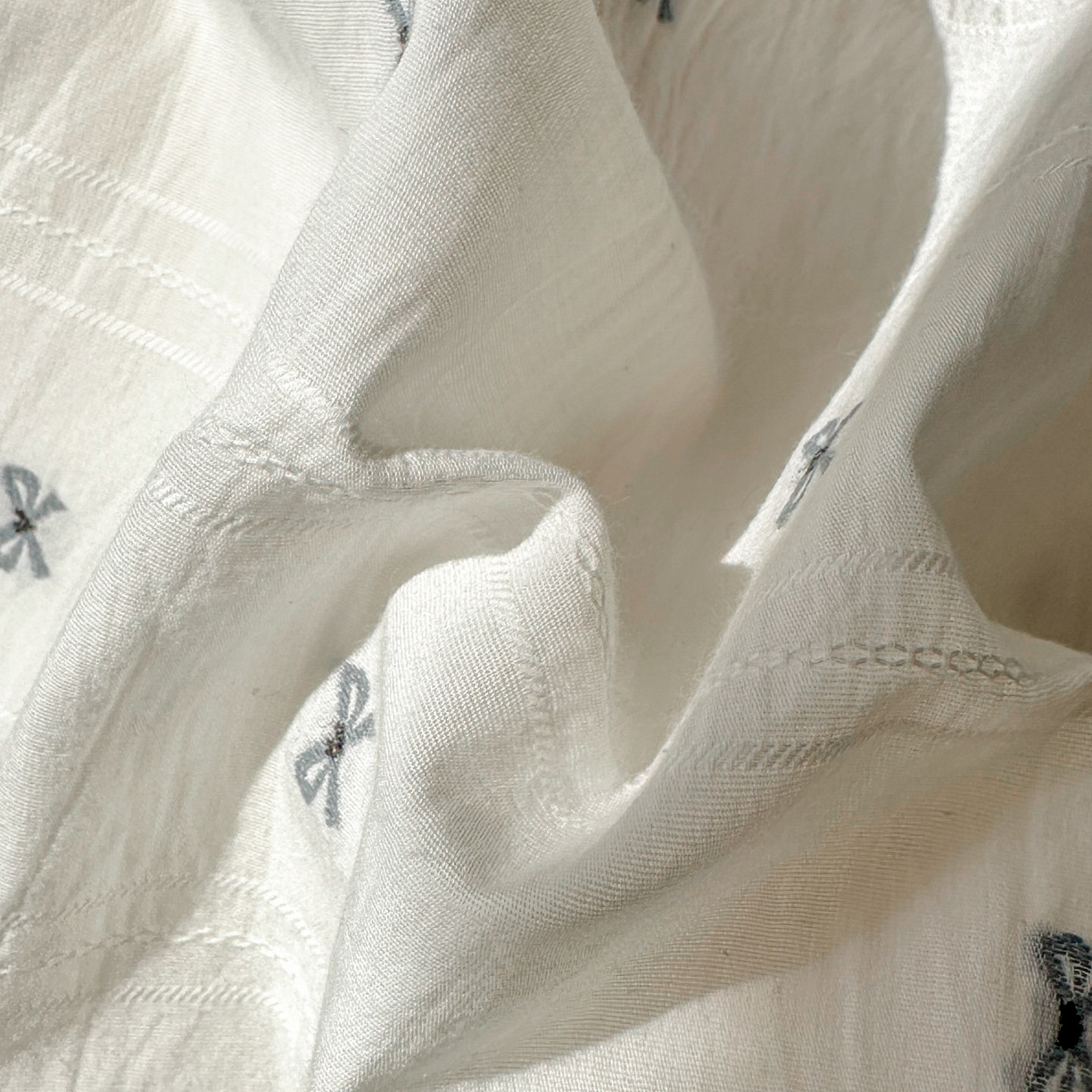 91家纺网 家纺一手货源 找家纺 田野 2026新款水洗棉提花人字小清新系列四件套 雾蓝蝴蝶结