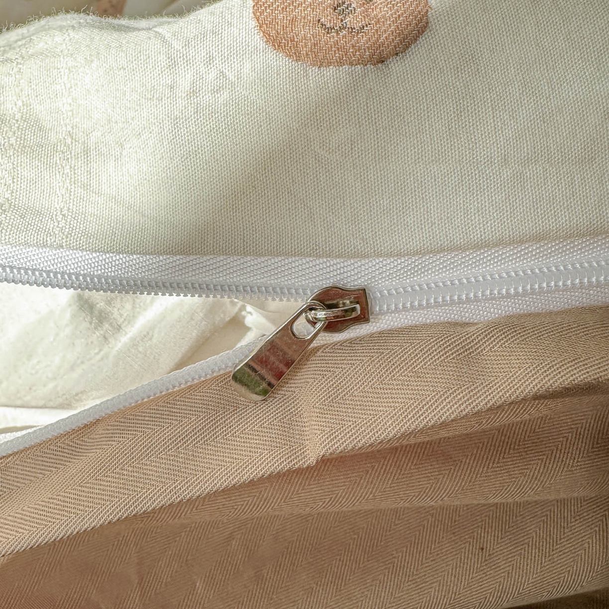 91家纺网 家纺一手货源 找家纺 田野 2026新款水洗棉提花人字小清新系列四件套 甜心熊