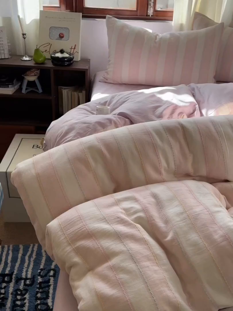 91家纺网 家纺一手货源 找家纺 田野 2026新款水洗棉提花人字小清新系列四件套 粉雾细条