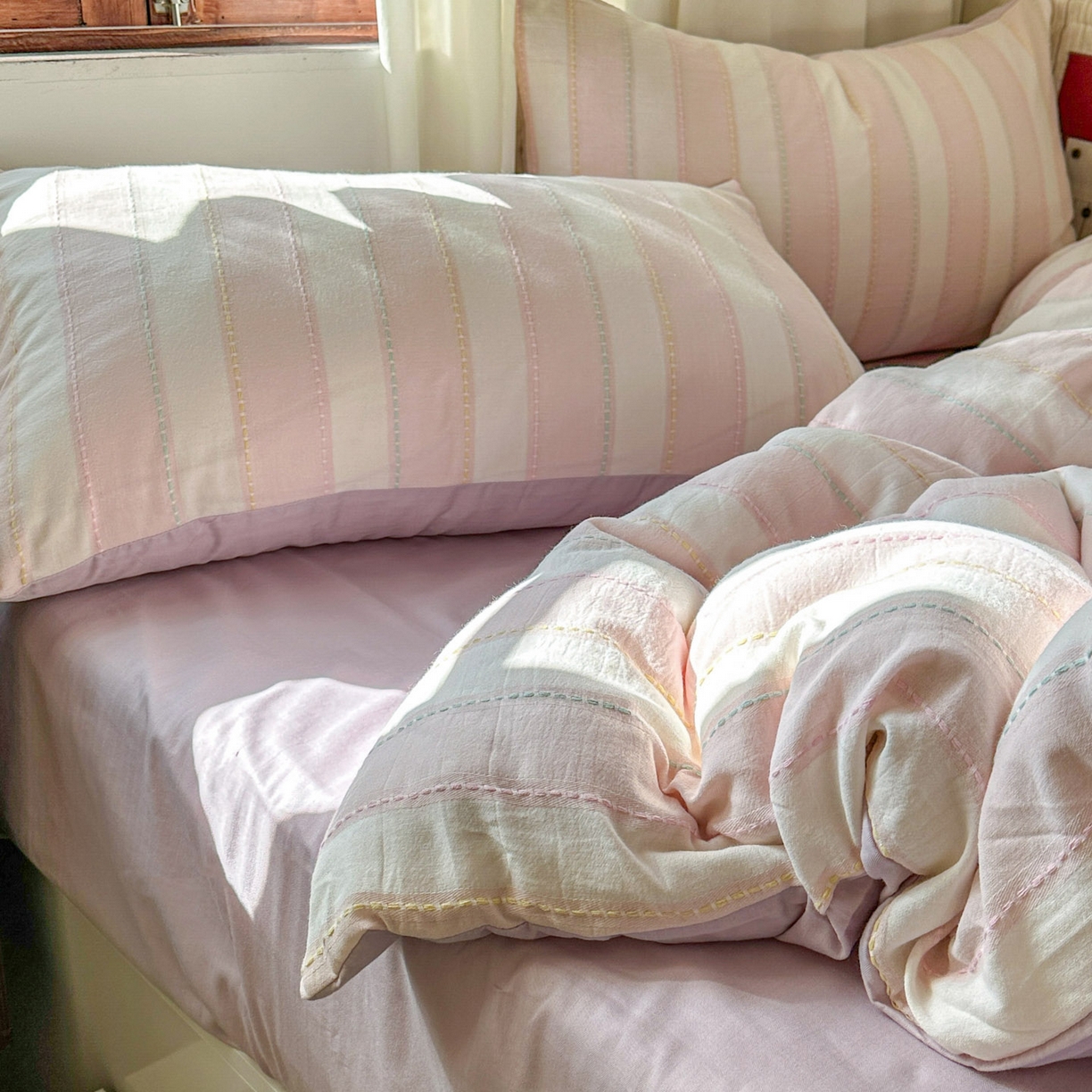 91家纺网 家纺一手货源 找家纺 田野 2026新款水洗棉提花人字小清新系列四件套 粉雾细条