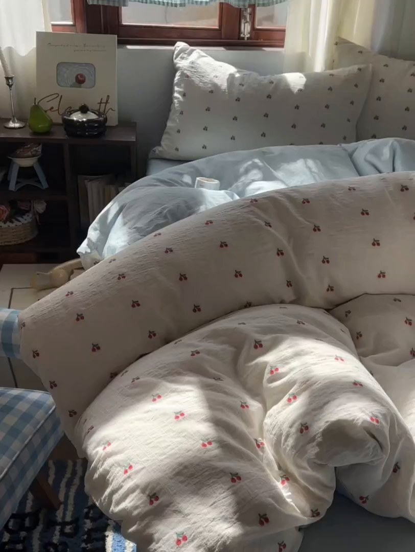 91家纺网 家纺一手货源 找家纺 田野 2026新款水洗棉提花人字小清新系列四件套 红樱漾蓝