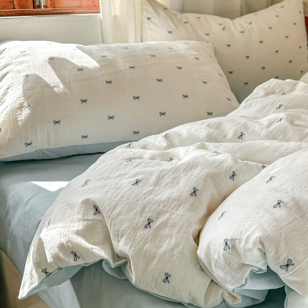 91家纺网 家纺一手货源 找家纺 田野 2026新款水洗棉提花人字小清新系列四件套 雾蓝蝴蝶结