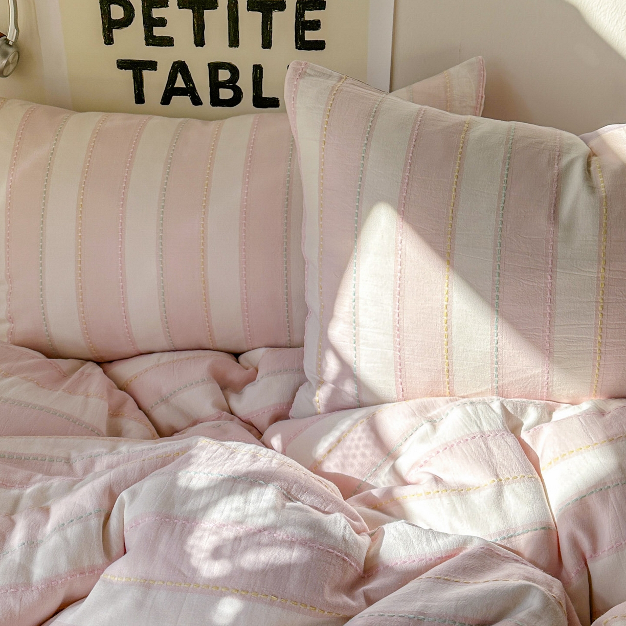 91家纺网 家纺一手货源 找家纺 田野 2026新款水洗棉提花人字小清新系列四件套 粉雾细条