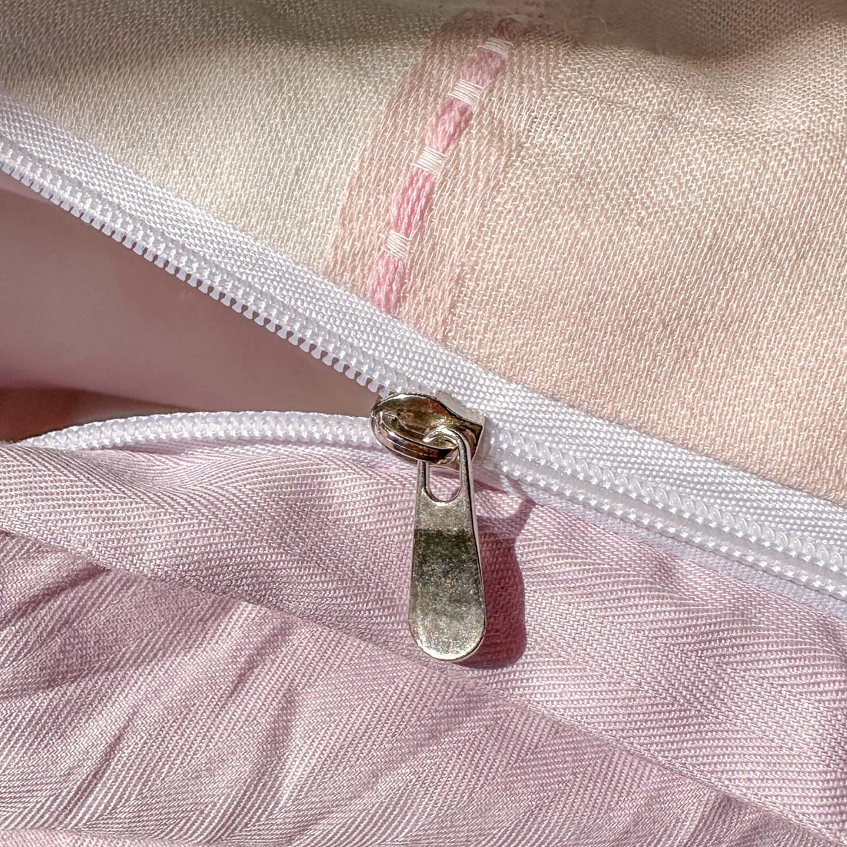 91家纺网 家纺一手货源 找家纺 田野 2026新款水洗棉提花人字小清新系列四件套 粉雾细条