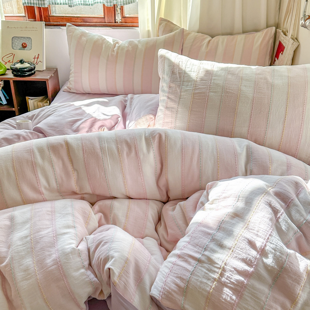 91家纺网 家纺一手货源 找家纺 田野 2026新款水洗棉提花人字小清新系列四件套 粉雾细条